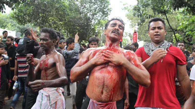 Rituali uključuju samobičevanje, a znalo je biti i stampeda