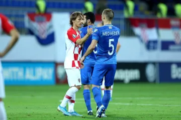 Modrića na kraju utakmice zamalo zaskočili, zaštitari spriječili incident