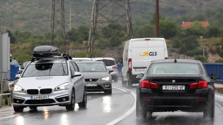 Stanje na cestama: I dalje pojačan promet na autoputu, zabrana prometa za neke skupine vozila
