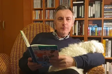 Je li je uspio zasjeniti? Prvo se udobno smjestio u fotelju...