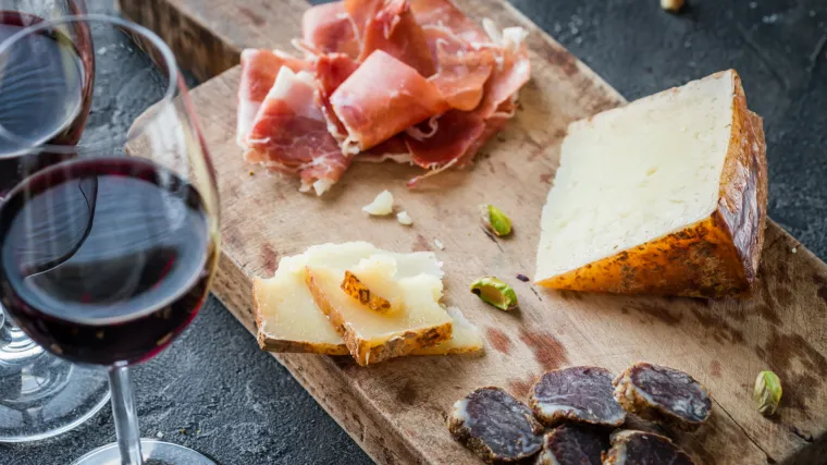 Skrivena korist naizgled nezdrave hrane: Stručnjak uvjerava da su vino, sir i pivo dobri za nas