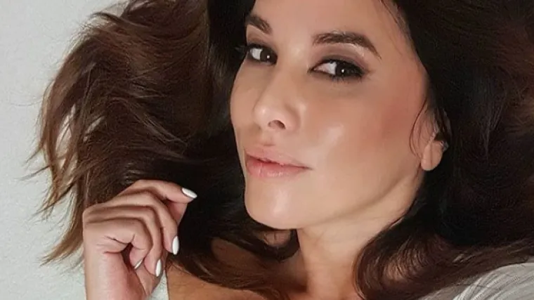 Fanovima servirala bombastičan dekolte, a grudnjak je zaboravila...