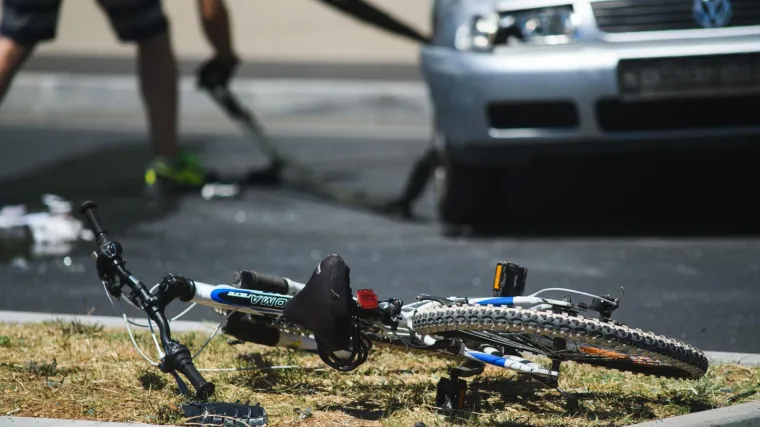 Poginuo biciklist: 19-godi&scaron;njak Audijem udario biciklista, sletio s kolnika i zabio se u parkirani auto