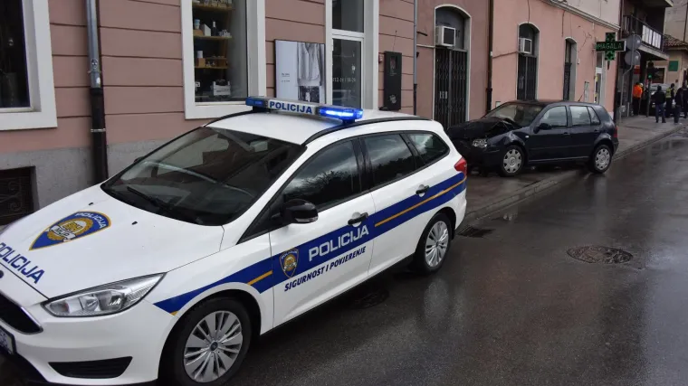 Neobična prometna: Automobil sletio s parkirali&scaron;ta, dvije osobe ozlijeđene