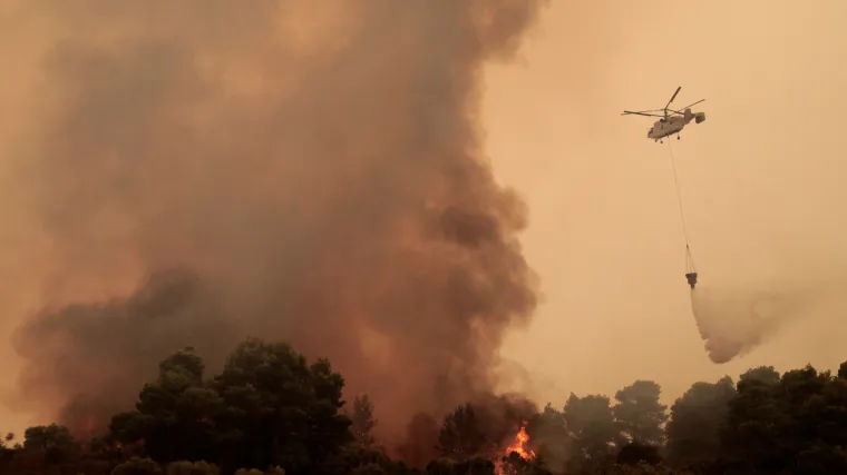Veliki požar zapadno od Atene: Evakuirano 50 ljudi, stotine vatrogasaca na terenu