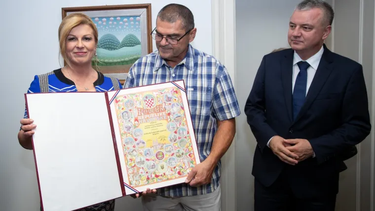 Novi gaf predsjednice: 'Popevka je nastala kada se Hrvatska nije smjela spominjati!' A napisana je 1999.