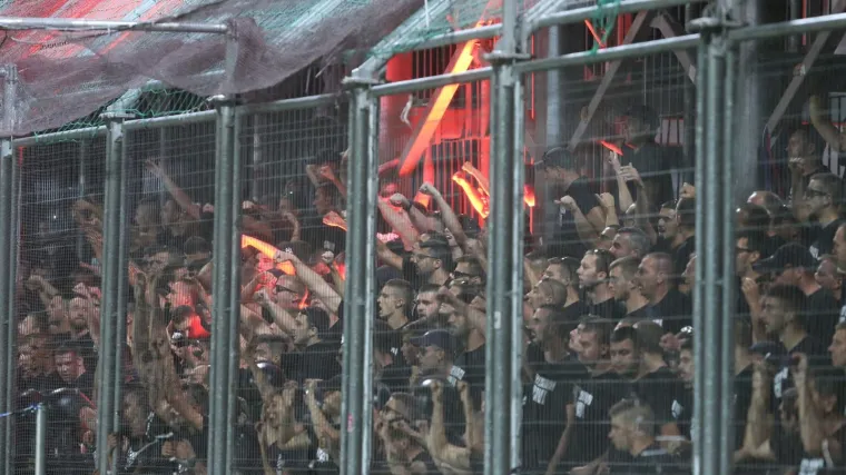 Nosili su crne majice s uvredljivim natpisom posvećenom novinarima