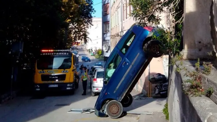 Slučajno upalila Renault koji je sletio na nepropisno parkirani Hyundai. Na kraju je jo&scaron; i žena pala na dijete!