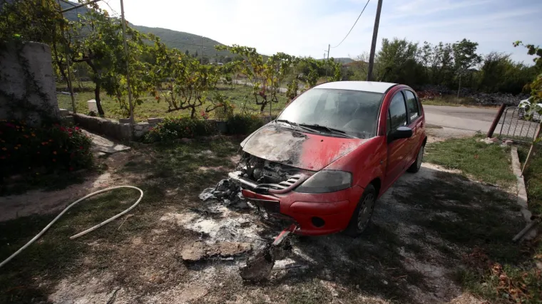 FOTO Dva požara noćas u Splitu: Gorjela četiri teretna vozila, Citroen, kontejneri...