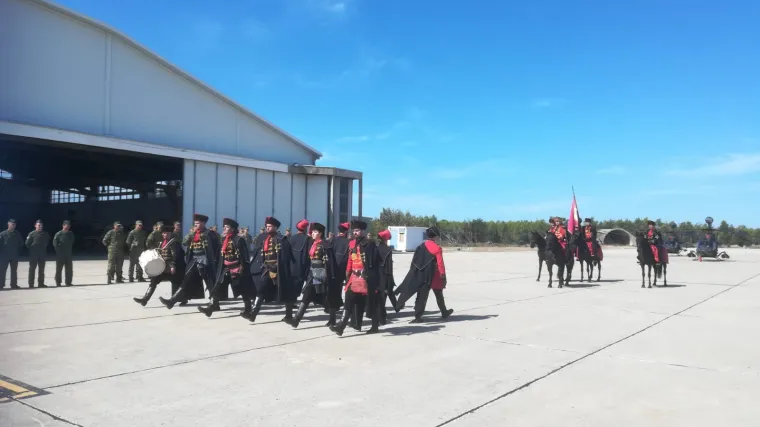 Neobičan susret u Zemuniku: Pogledajte &scaron;to su konjanici donijeli pilotima Kiowa!