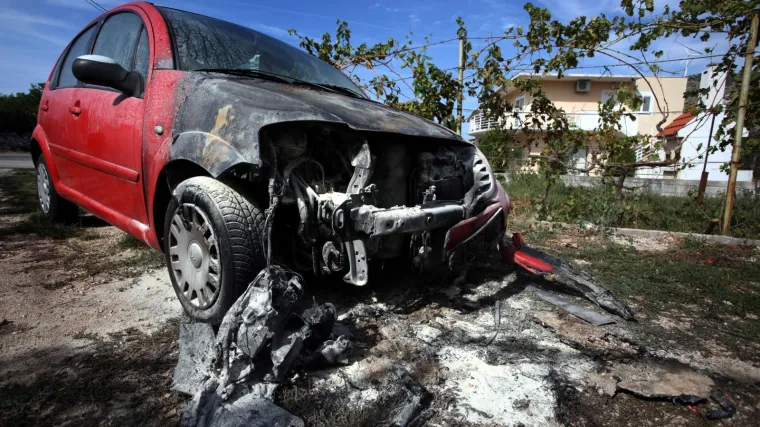Izgorjeli Citroen, četiri teretna vozila i tri kontejnera