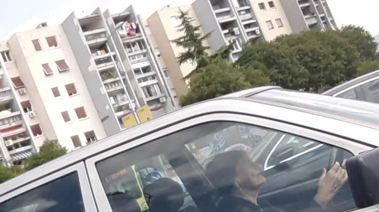 Vitalna starica vozi se splitskim ulicama u starom Mercedesu 190