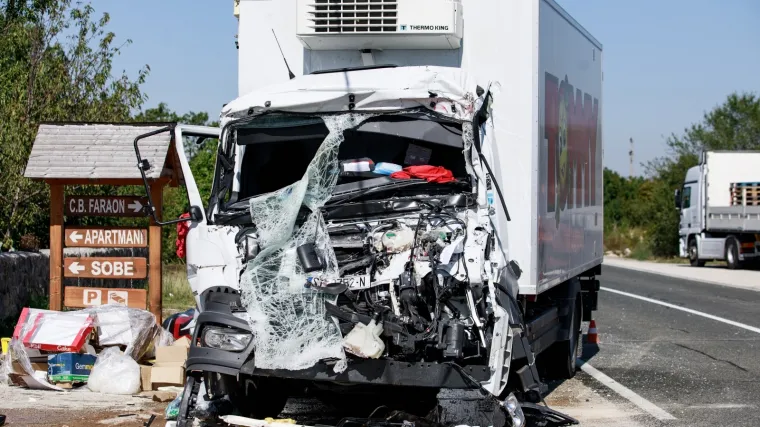 Sudarila se tri kamiona kod Trilja! Vozača izvlačili vatrogasci