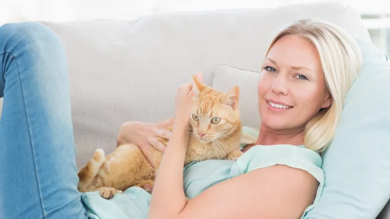 Za&scaron;to mačke vole ležati na vama? Zapravo je to veliki kompliment