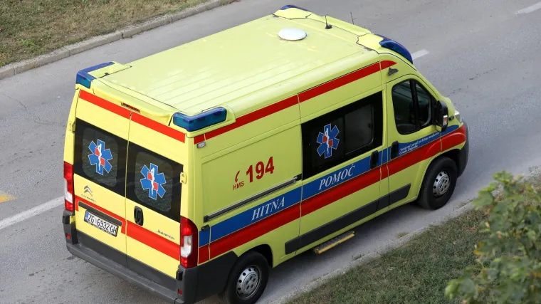 Auto probio za&scaron;titnu ogradu garaže i s 4 metra visine pao na drugi auto, a vlasnik je pao na ulicu