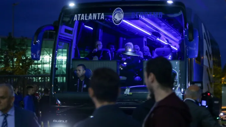 Bliži se početak utakmice, igrači Atalante stižu na stadion