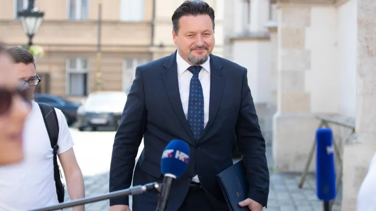 Osumnjičen je za dva kaznena djela zloporabe položaja i ovlasti