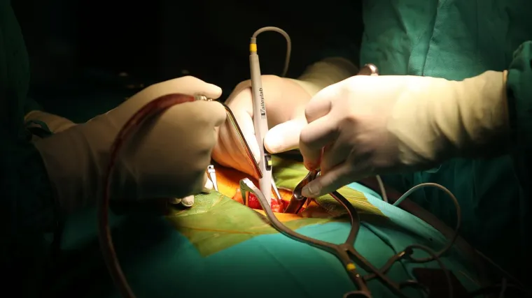 Uhićen poznati plastični kirurg: Žena ga prijavila jer nije bila zadovoljna silikonima!