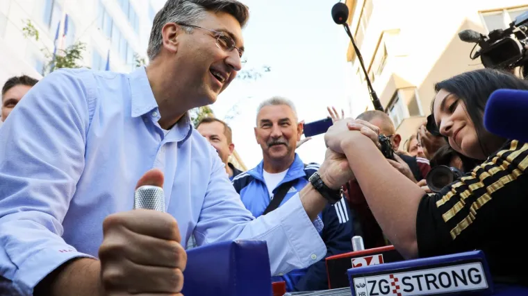Prvo je dao znak za start utrke, a onda se okrenuo suparnici