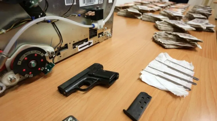 Na kraju ga je policija uhvatila zbog malog komada plastike