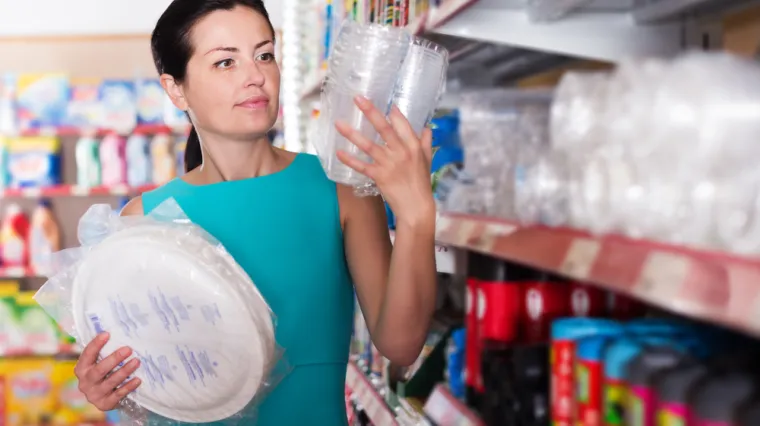 Plastični tanjuri, slamke i ča&scaron;e odlaze u povijest. Proizvođači se bune: 'Zabranom se neće postići cilj'