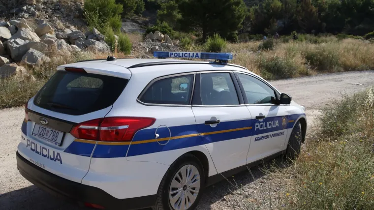 Žena umrla od udisanja dima: Spaljivala travu i otpad, a onda je vatra zahvatila i njenu odjeću