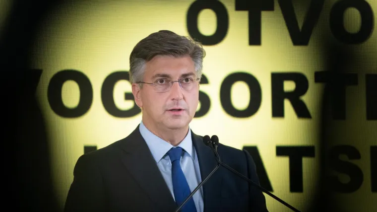 Burno u Saboru: 'HDZ-u ne treba lijepiti etiketu već dati dijagnozu zbog korupcije'