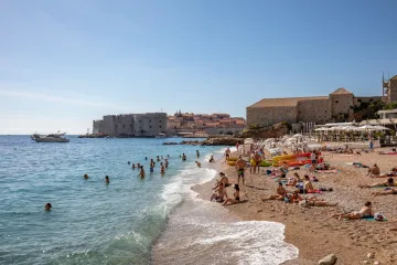 Dosadio im Dubrovnik pa htjeli ranije u Crnu Goru: 'Izgrizle su nas stjenice, vratite nam novac'
