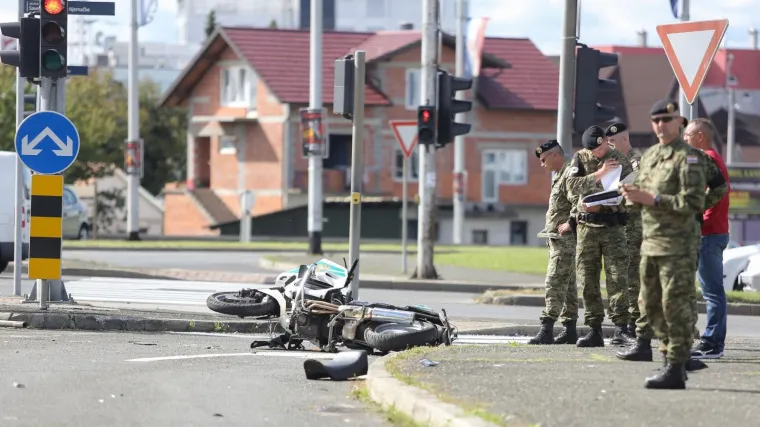 FOTO Te&scaron;ka prometna nesreća: U KBC-u Zagreb preminuo vojni motociklist