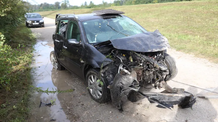 FOTO Detalji te&scaron;ke nesreće: Djevojka mrtva pijana u rano jutro sjela za volan i uni&scaron;tila auto!