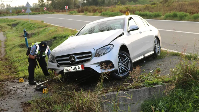 FOTO Zaspao za volanom pa sletio Mercedesom u putni kanal: U vozilu bilo i dvoje djece