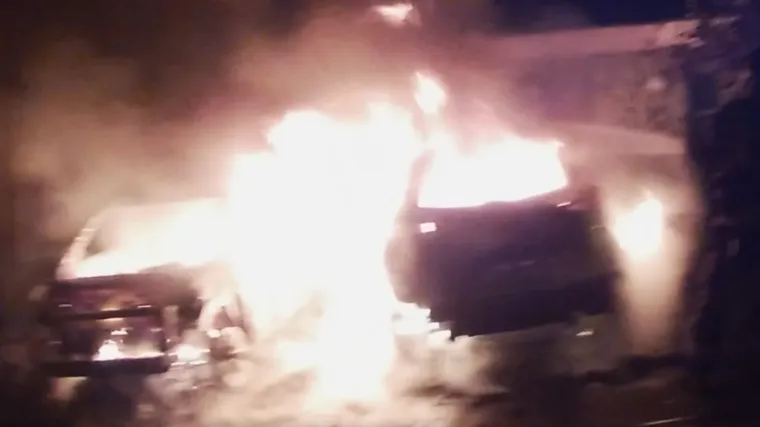 VIDEO Pogledajte vatrenu stihiju u kojoj su potpuno izgorjela dva automobila poduzetnika iz Maksimira