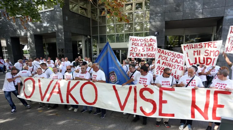 Prosvjed pravosudnih policajaca počeo pjesmom za Bo&scaron;njakovića: 'Ministre, i mi smo ljudi'