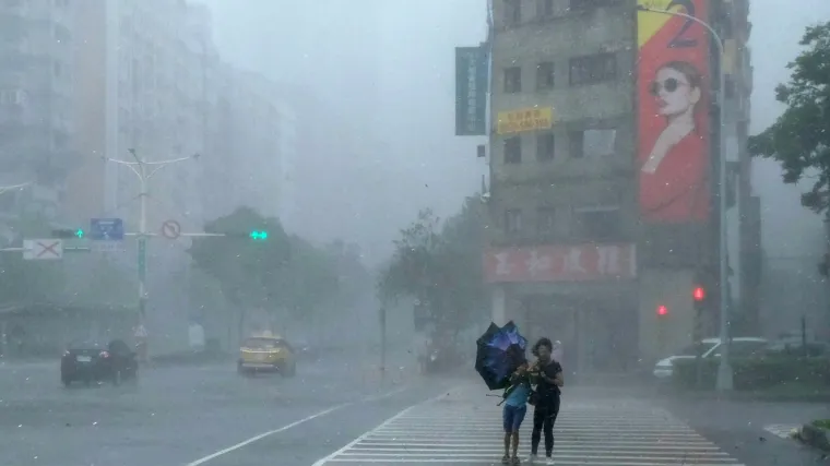 Zatvorene su &scaron;kole, otkazani letovi, očekuju se udari vjetra od 162 km/h