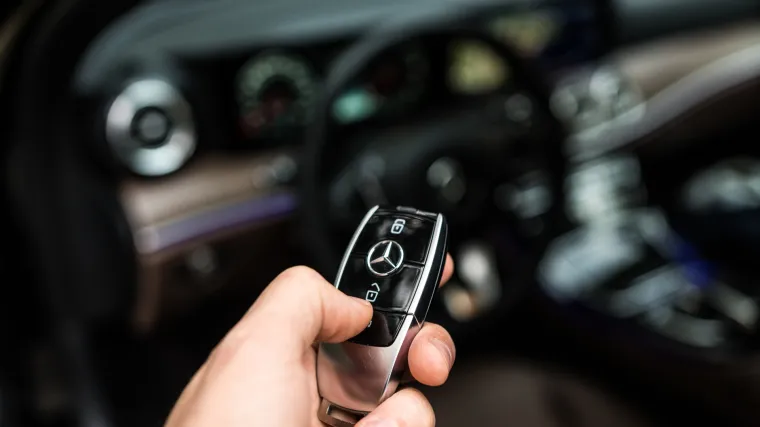 Trojac provalio u Mercedes, ukrali karticu i 'ispeglali' vi&scaron;e od 30.000 kuna