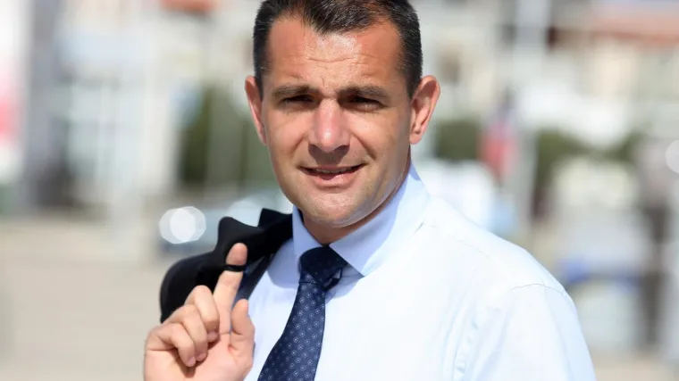 Neslužbeno se doznaje da odlazi iz HNS-a