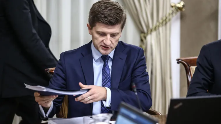 Udari na državni proračun sa svih strana: Veće plaće traže prosvjetari, državni i javni službenici...