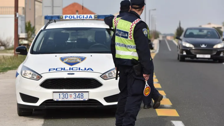 Manijak divljao po Dubravi: Usred bijela dana bježao policiji, vozio kroz 'crveno' i u suprotnom smjeru...