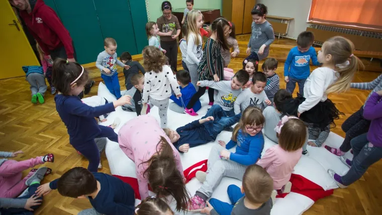'Stariji stranci s kruzera obilaze vrtićku djecu i uplaćuju priloge'