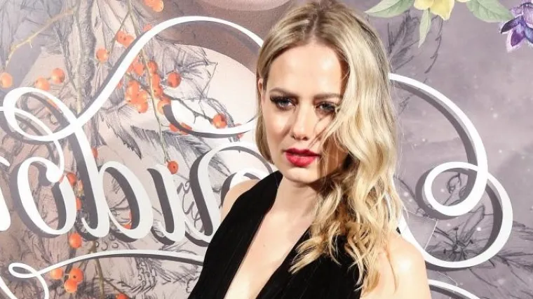 Odu&scaron;evila u vamp haljini brutalno dubokog dekoltea