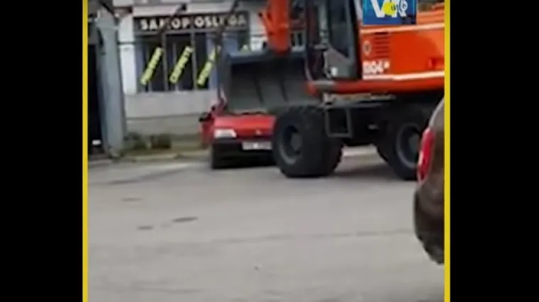 VIDEO Samo u Bosni: Do&scaron;ao bagerom i smrskao parkirani auto! Reakcija vlasnika jo&scaron; je luđa
