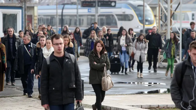 Vi&scaron;e od tisuću putnika iz deset vlakova spa&scaron;avali s četiri autobusa: 'U vlaku smo čekali skoro 5 sati!'