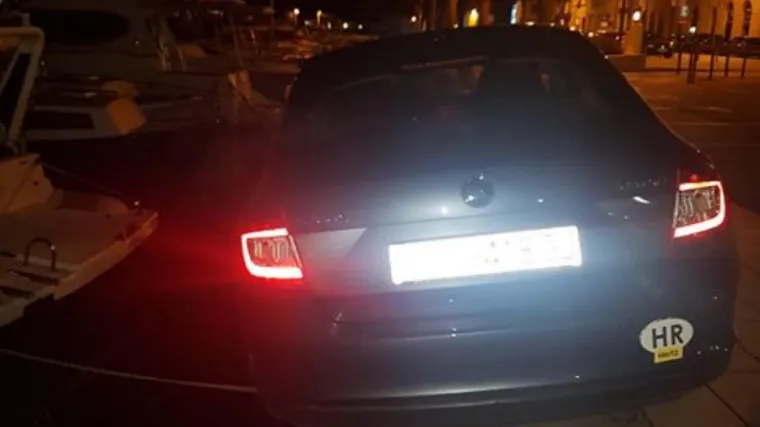 Pijanstvo ili ludilo: Pogledajte kako se sinoć netko parkirao na splitskoj Rivi!
