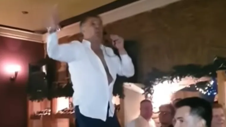 Mamić se opet popeo na stol, raskopčao ko&scaron;ulju i zapjevao 'onu svoju'