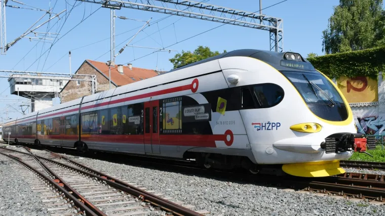 Po 1000 ljudi do&scaron;la 4 autobusa, dizelske lokomotive krenule tek uvečer