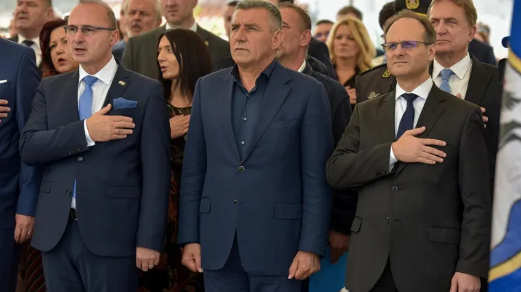 Pogledajte kako HDZ-ovci slu&scaron;aju hrvatsku himnu pa ih usporedite s Gotovinom