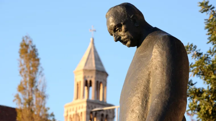 Uz postolje su stavljene svijeće i jedno pismo