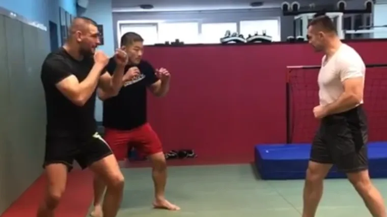 Napala ga dvojica MMA te&scaron;ka&scaron;a, pogledajte kako se obranio