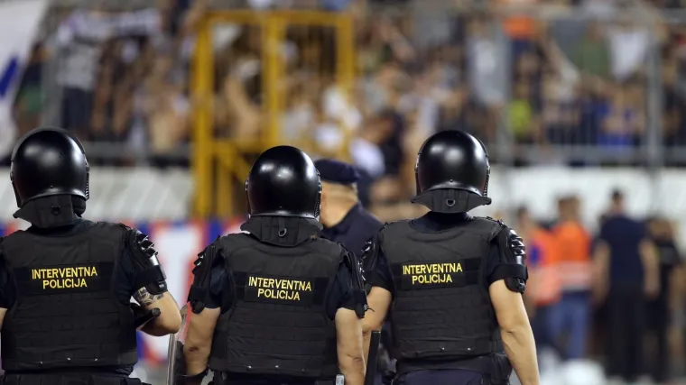 Policija tukla navijače palicama, oni ih gađali bocama i kamenjem