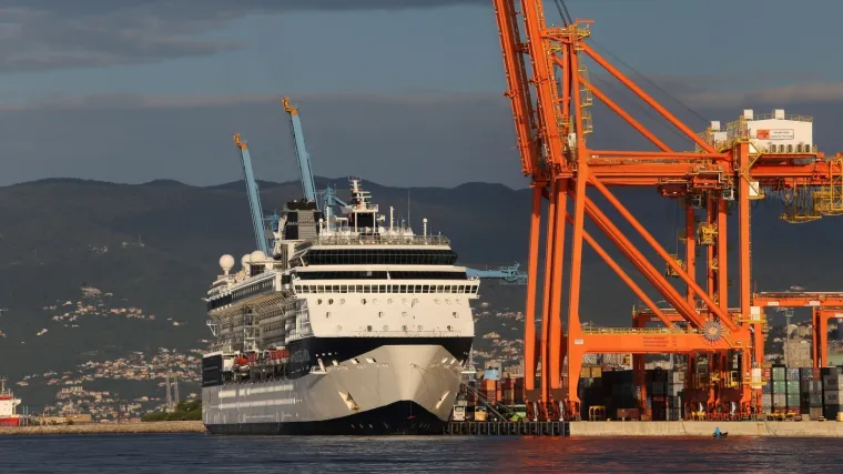 Ovo se ne viđa često: U Rijeku uplovila dva kruzera, ulice preplavile tisuće Engleza i Amerikanaca